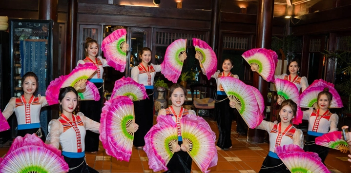 Le-spectacle-de-danse-traditionnelle-a-mai-chau