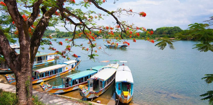 Balades-en-bateau-sur-la-riviere-des-parfums-a-Hue