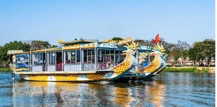 Le-bateau-du-dragon-a-Hue