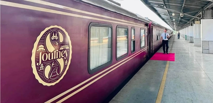 Hai-Phong-train-touristique-Flamboyant-Rouge