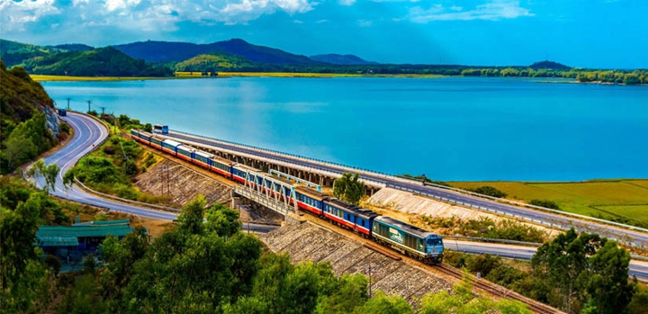 Vietnam-petit-groupe-train