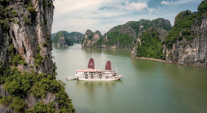 Nuit-en-jonque-en-baie-de-Bai-Tu-Long