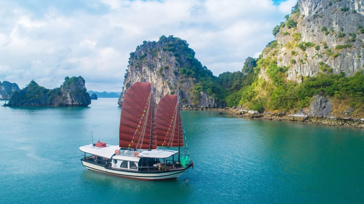 Jonque-traditionnelle-a-Ha-Long