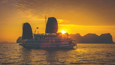 Découverte-de-la-baie-d'Halong-hydravion