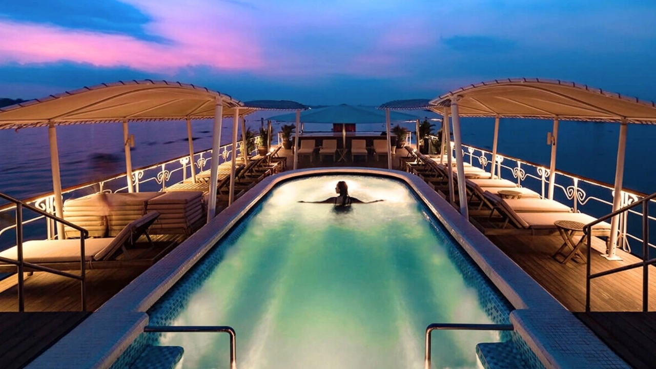 crociera-vietnam-cambogia-piscina