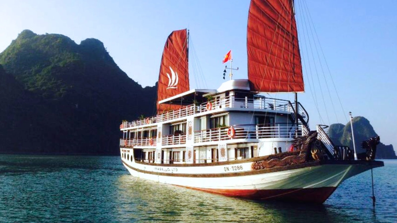 Nave-di-crociera-di-Garden-Bay-alla-baia-di-Bai-Tu-Long