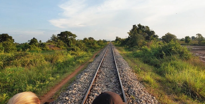 Excursion-en-train-en-bambou-au-Cambodge